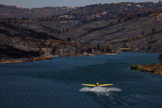 وتقوم طائرات الإطفاء بملء بحيرة ماراثون بالمياه لمحاربة آخر جيوب النيران